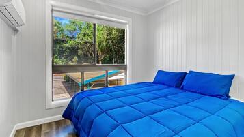 2 makuuhuonetta, silitysrauta/-lauta, vuodevaatteet