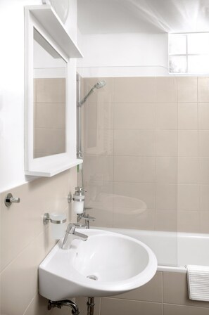 Haartrockner, Handtücher, Seife, Shampoo