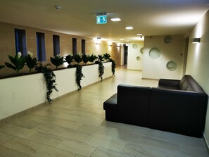 Lobby - Modern, elegant downtown apartment offers 5-star hotel quality luxury bedding (Budapest)