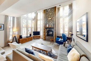 Fernseher, Kamin, Tischtennisplatte