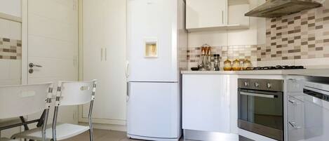 冷蔵庫、電子レンジ、オーブン、コンロ