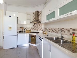 Frigorifero, microonde, forno, piano cottura