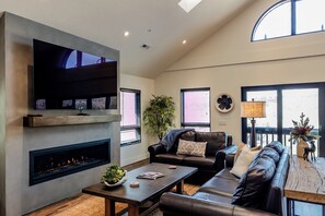 Smart TV y chimenea