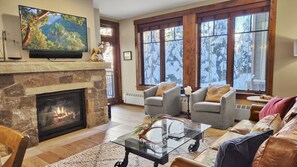 Fernseher, Kamin, DVD-Player