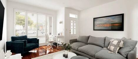 Una televisión, Netflix, servicios de streaming, una impresora