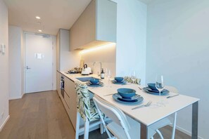 Réfrigérateur, four à micro-ondes, un four, surface de cuisson