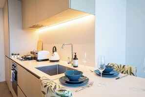 Kühlschrank, Mikrowelle, Ofen, Herdplatte