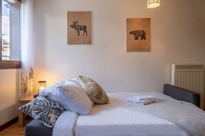 Tabla de planchar con plancha, cuna de viaje, wifi y ropa de cama 