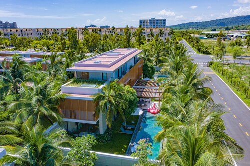 4 bedrooms villa, 10 minutes walk to the beach, 10 minutes to airport/center