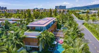 4 bedrooms villa, 10 minutes walk to the beach, 10 minutes to airport/center