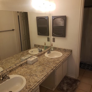 Toallas, jabón y papel higiénico