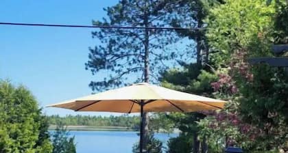 Hidden Gem Lakehouse. W/ Hot tub. Pet Friendly. Sleeps 7. Lake front.