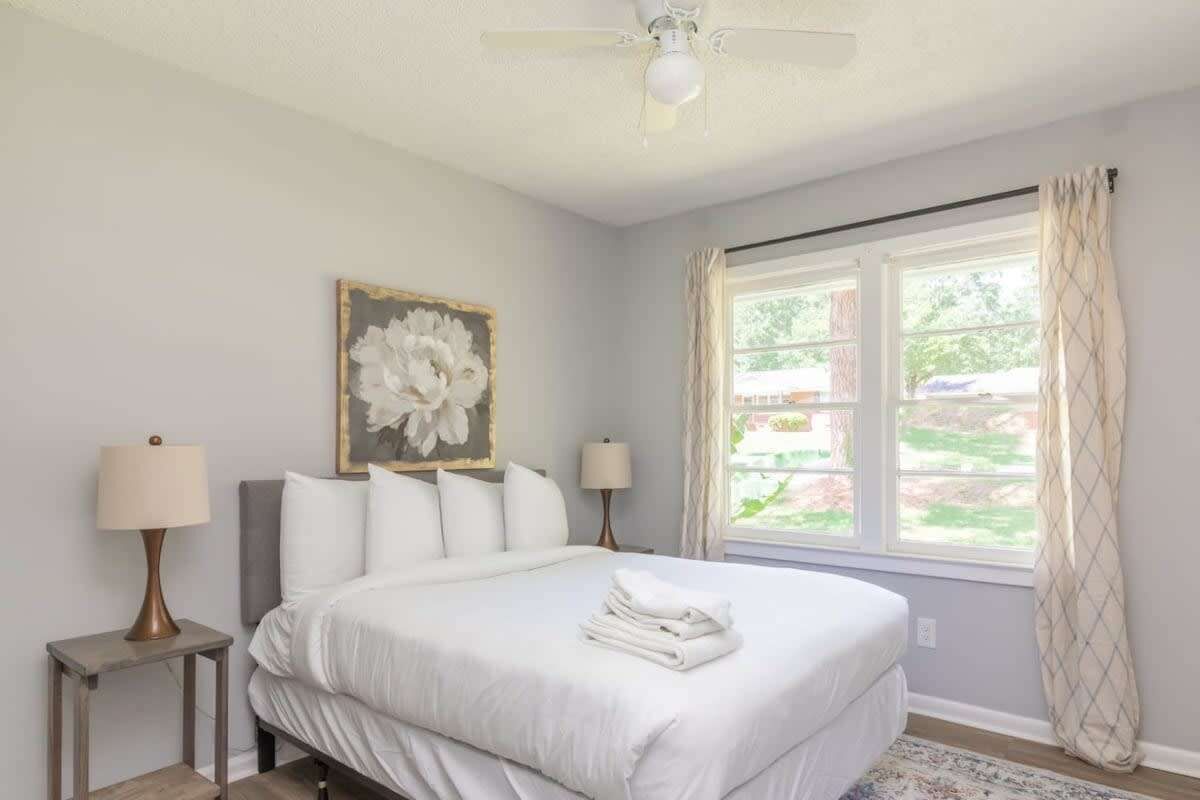 4 bedrooms, desk, iron/ironing board, WiFi