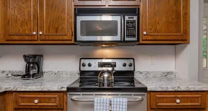 Pool, Fenced Yard, & Patio! Ventura Vista Retreat