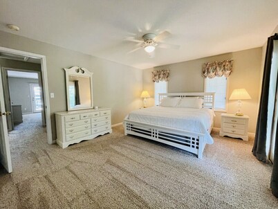 Spacious Condo w/Deck, Walk to Marina!