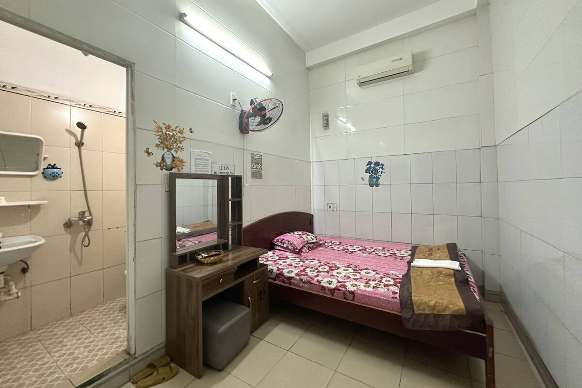Un baño pequeño con ducha, lavamanos y espejo.