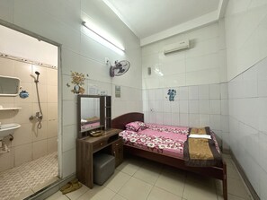 Desk, laptop workspace, free WiFi, bed sheets - SPOT ON 1188 Motel Hoa Cam (Da Nang)