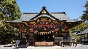 Un bâtiment japonais traditionnel, doté d’un toit incurvé et de décorations élaborées.