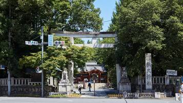 Un torii tradicional japonés con pilares de piedra y una estructura de madera al fondo.