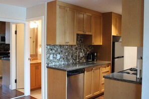 Frigorífico, microondas, horno y placa de cocina