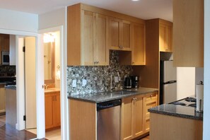Fridge, microwave, oven, stovetop - The Après Suite (Whistler)