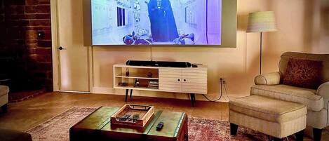 Een televisie, een open haard en een kantoor