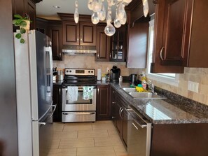 Køleskab, mikrobølgeovn, ovn, kogeplade