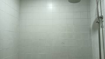 Deluxe Triple Room | Bathroom | Shower, free toiletries, towels, soap
