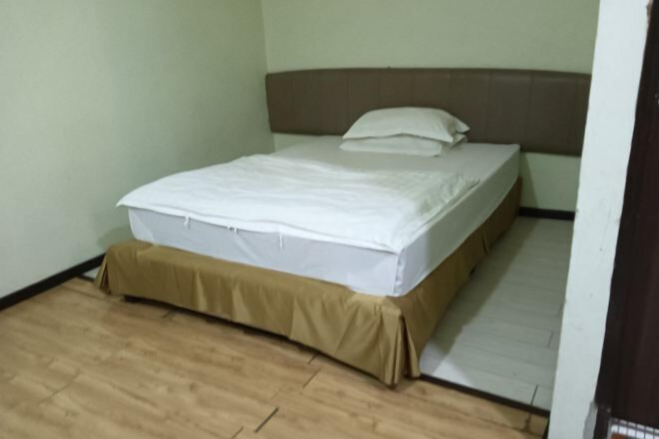 Desk, laptop workspace, free WiFi, bed sheets