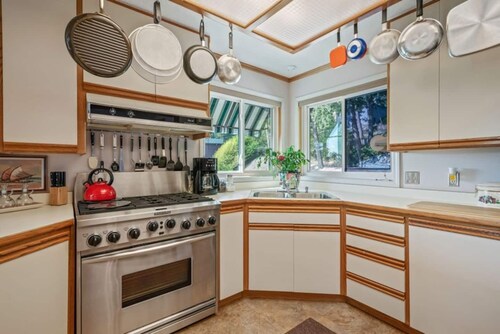 Lakeview Mel's Place