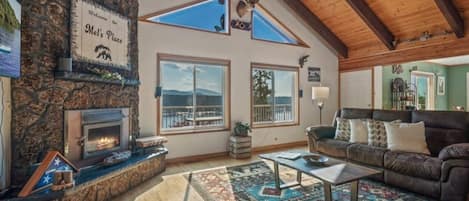 Smart TV, fireplace, stereo