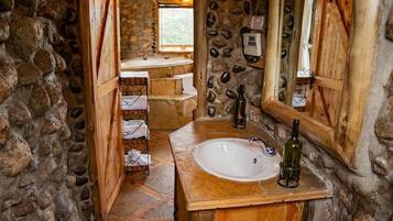 Honeymoon Bungalow | Bathroom | Free toiletries, bathrobes