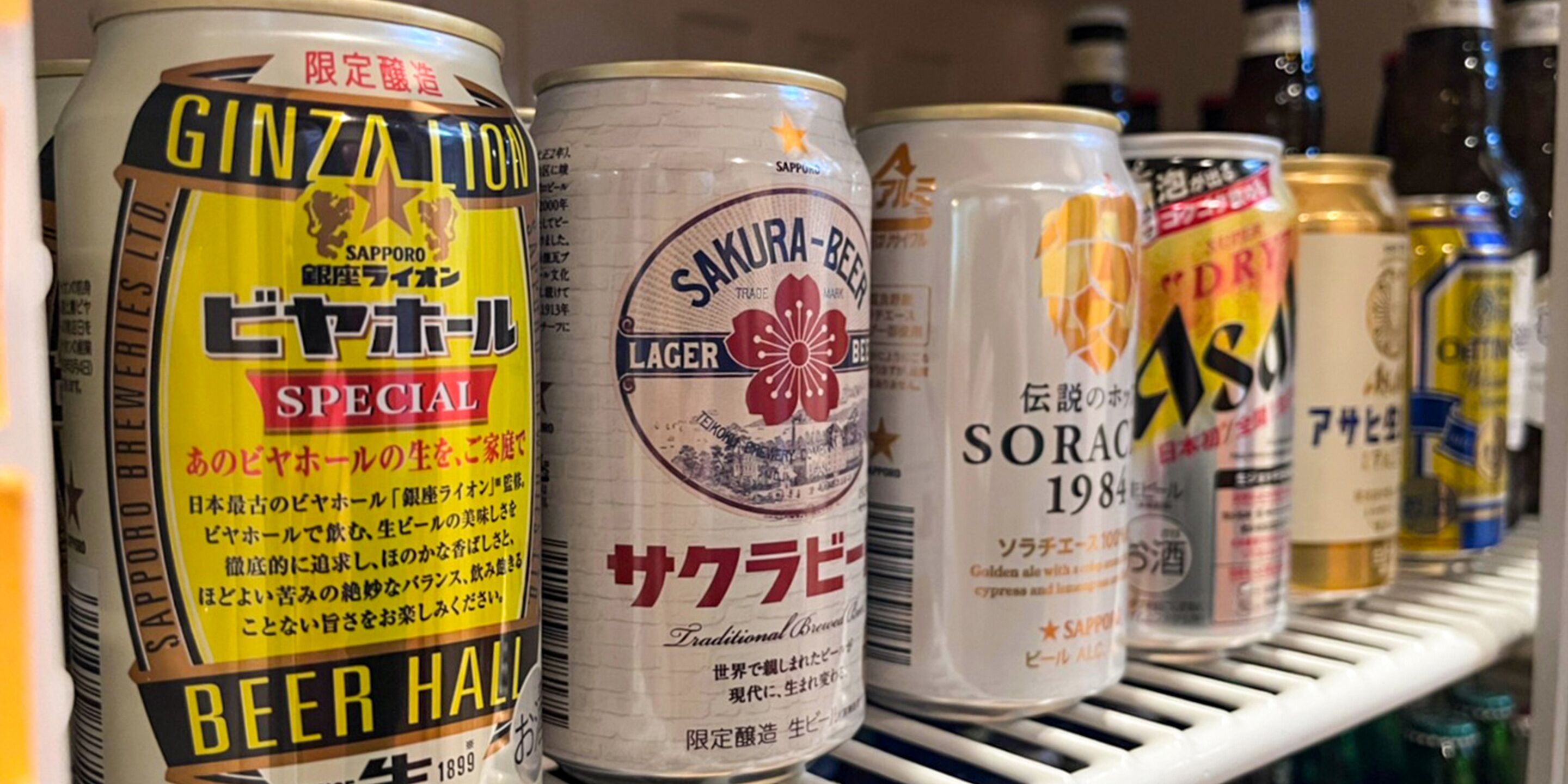 Una estantería con varias latas de cerveza.