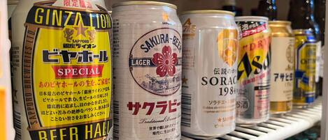 Una estantería con varias latas de cerveza.