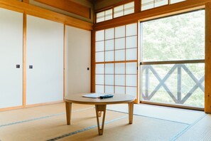 Tradisjonelt rom, ikke-røyk, delt bad (Japanese Style, 8 Tatami) | Dundyner, safe på rommet, wi-fi (inkludert) og sengetøy