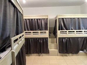 4 habitaciones, tabla de planchar con plancha, wifi y ropa de cama 