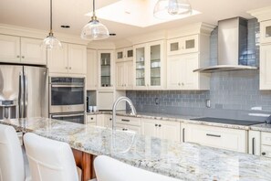 ثلاجة، ميكروويف، فرن، موقد طهي مسطح