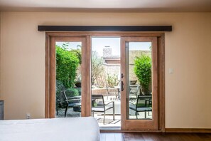 2 habitaciones, escritorio, tabla de planchar con plancha y wifi gratis 