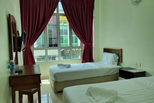 Deluxe Twin Room | Meja, ruang kerja komputer riba, Wi-fi percuma, cadar katil