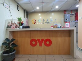 Uma receção com balcão de madeira e o nome "OYO" em destaque.