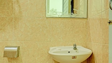 Quarto casal standard | Banheiro | Chuveiro, produtos de toalete grátis, toalhas de banho, sabonete
