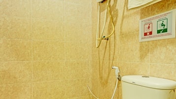 Deluxe Triple Room | Bathroom | Shower, free toiletries, towels, soap