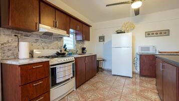 KĂŒhlschrank, Mikrowelle, Ofen, Herdplatte