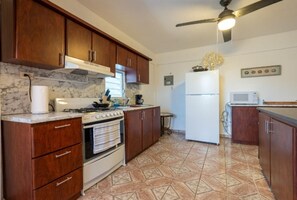 Frigorífic, microones, forn i placa de cuina 