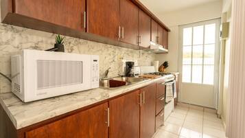 Frigorífico, microondas, placa de cocina y cafetera o tetera