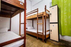 Laptop workspace, free WiFi, bed sheets - Hotel O 2night Stayin 2 (Sibu)