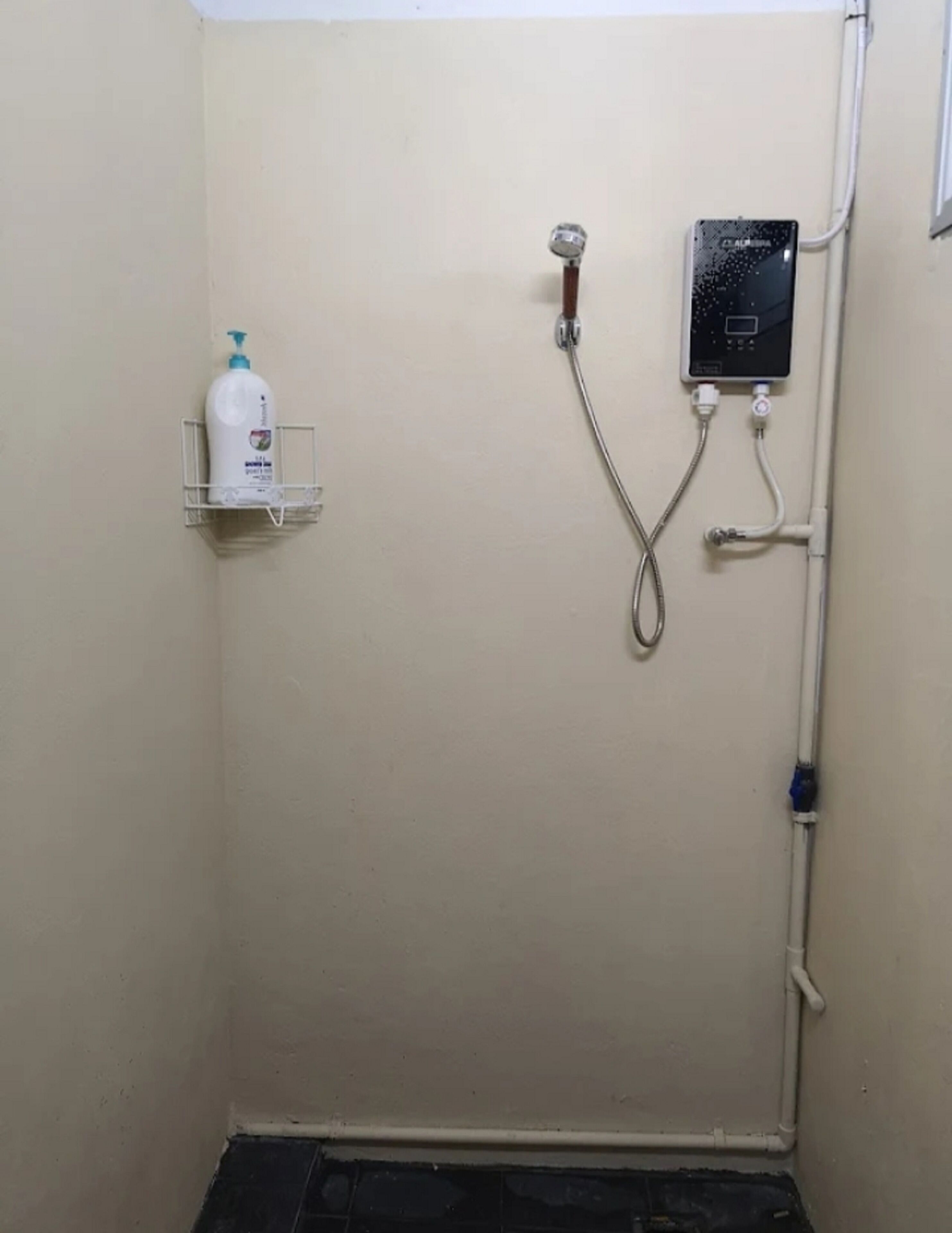 Shared Dormitory | Bathroom | Shower, towels, soap, shampoo