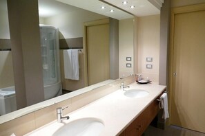 Deluxe Room | Bathroom | Combined shower/tub, hair dryer, bidet, towels - Stella charming & luxury rooms (Conversano)