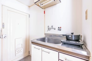 Apartamento básico | Cocina privada | Frigorífico, microondas, placa de cocina y tostadora