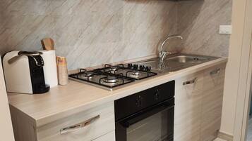 Jääkaappi, uuni, kahvin-/teenkeitin